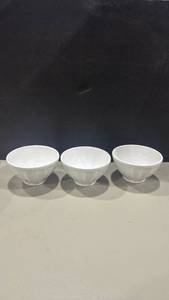 lot 1232 image: Pier 1 white bowls