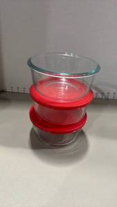 lot 1236 image: 3 Pyrex glass storage containers with 2 with lids 1qt