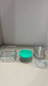 lot 1240 image: Anchor Hocking and Pyrex glass storage containers only 1 has a lid