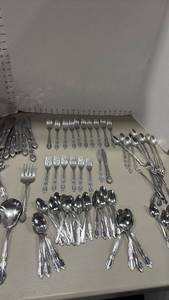 lot 1267 image: Oneida Flatware Set Forks Spoons Knives Ornate Handle 87 pieces