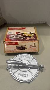 lot 1274 image: La Mexicana Maquina Tortilladora Tortilla Presser