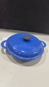 lot 1284 image: Le Creuset cast iron braiser or shallow casserole dish with a lid