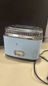 lot 1285 image: Russell Hobbs 2-Slice Toaster with Browning Control and Timer