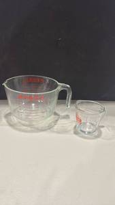 lot 1286 image: Pyrex Measuring Cup 2 Quart 64 oz with 1 Cup 8 oz Measure Set