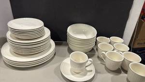 lot 1299 image: Mikasa Italian countryside dish set of 34 chip on a bowl