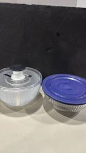 lot 1304 image: Pyrex glass salad bowl with lid and salad spinner