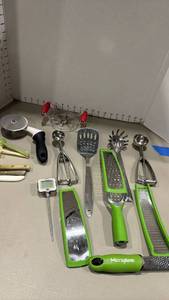 lot 1315 image: Kitchen utensils