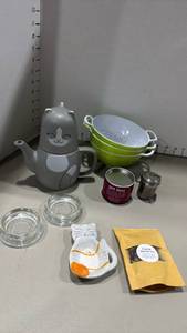 lot 1316 image: Cat Teapot with cup, Infuser and Tea and more