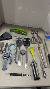 lot 1317 image: Kitchen utensils