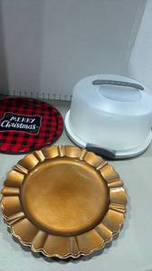 lot 1322 image: Sterilite cake carrier and decorative trays