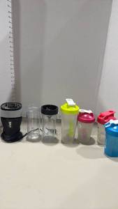 lot 1333 image: Ninja fit personal Blender with blender bottles