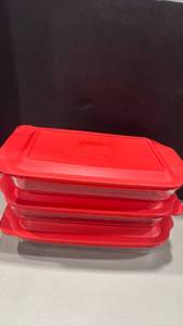 lot 1351 image: 3 Glass Pyrex dishes with lids 3 qts each