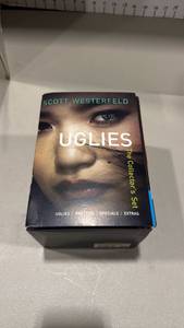 lot 1383 image: Scott Westerfeld Uglies The Collectors Set Box Set 4 Books