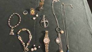 lot 1603 image: Womens jewelry