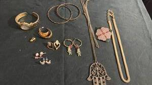 lot 1604 image: Womens jewelry