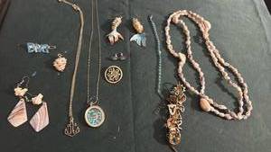 lot 1605 image: Womens jewelry