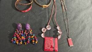 lot 1606 image: Womens jewelry