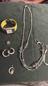 lot 1607 image: Womens jewelry