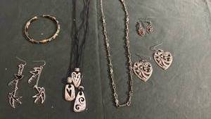 lot 1608 image: Womens jewelry