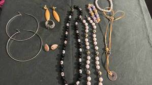 lot 1609 image: Womens jewelry