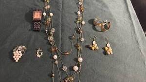 lot 1611 image: Womens jewelry