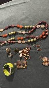 lot 1612 image: Womens jewelry