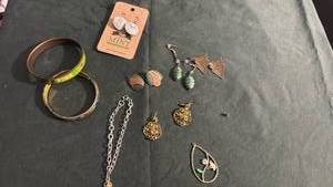 lot 1613 image: Womens jewelry