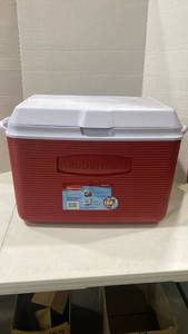 lot 2030 image: Rubbermaid 48 qt cooler