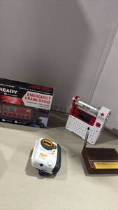 lot 2073 image: Emergency crank radios, Sony cassetteradio player and realistic weather radio