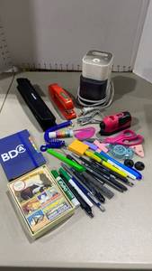 lot 2111 image: Office supplies and note cards