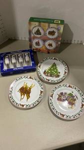 lot 2130 image: Dessert plates with Harry and David snowmen spreaders