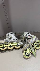 lot 2139 image: Roller blades size 7