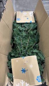 lot 2140 image: 7.5 tall prelit Christmas tree