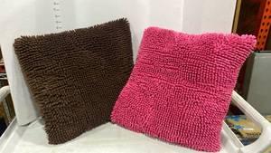 lot 2175 image: Throw pillows 16in