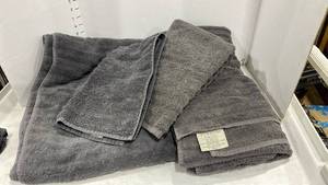 lot 2179 image: Bath sheets and hand towels
