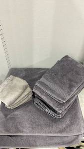 lot 2180 image: Bath sheet with hand towels and washcloths