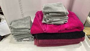 lot 2182 image: Towels and washcloths