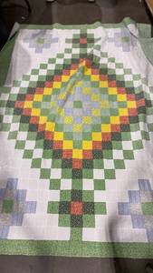 lot 2185 image: Colorful quilt 92x70