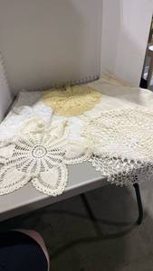 lot 2197 image: Tablecloth, runner and doilies