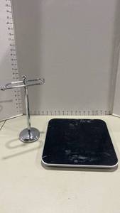 lot 2224 image: Hand towel holder and digital scale, needs batteries