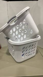 lot 2246 image: Sterilite laundry baskets
