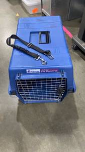lot 2310 image: Pet carrier 15x23x15 and seat belt strap