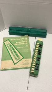lot 902 image: Vintage Hohner Melodica soprano with case and introduction booklet