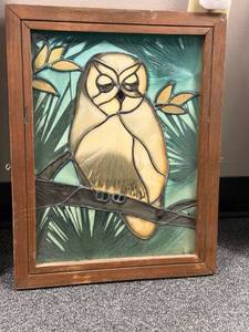lot 927 image: Framed owl window decor 19 x 15 in