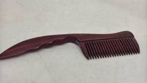 lot 1027 image: Handmade Red Sandalwood Comb