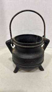 lot 1049 image: Antique Cast Iron Cauldron Pot With Handle 6 inch