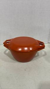 lot 1052 image: Nacco Enameled Cast Iron  Dutch oven made in Denmark 7 inch