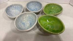 lot 1057 image: Ceramic Bowls Set 5 Piece Blue and Green Speckled 6 inch