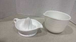 lot 1080 image: Vtg Pyrex Milk Glass Bowl with White Juicer