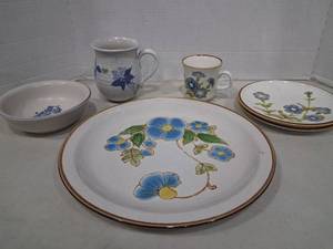lot 1176 image: Mikasa Natural Beauty Cornflower C9007 Dinnerware Set Japan